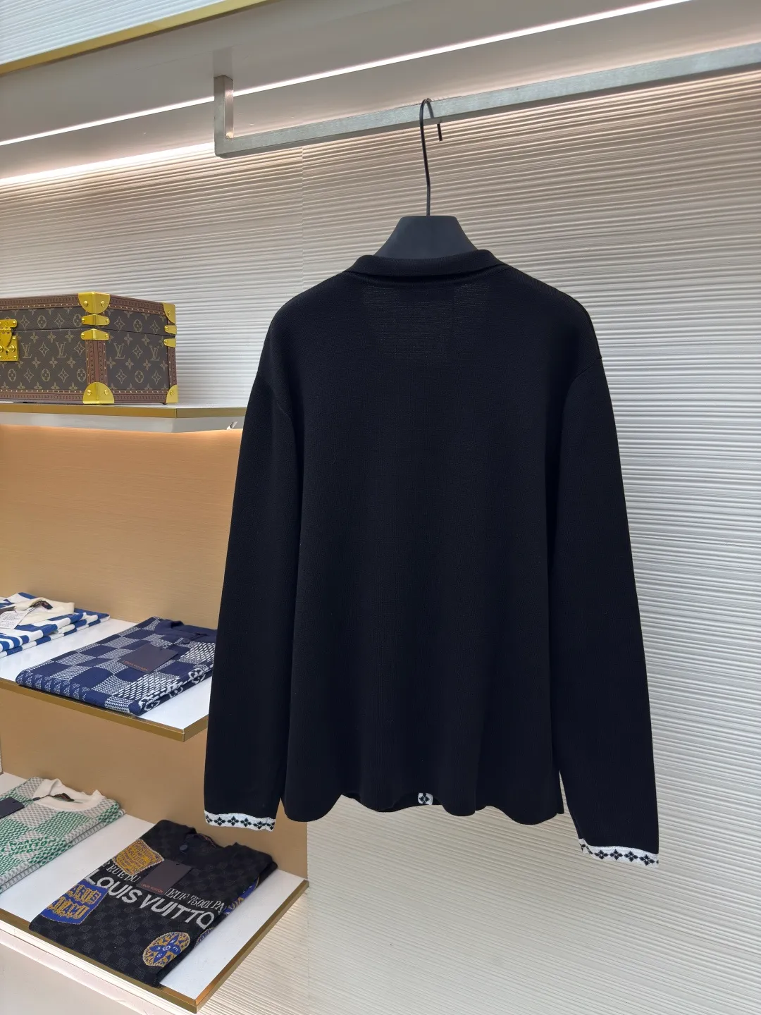 LOUIS VUITTON knitted college style suit outer ●Authentic product: Purchased and developed by 20371 ●Item number: 1680255-B75 ●Fabric: woolen yarn fabric ●Technology: knitted production ●Version: fitted version ●Weight: about 740g ●Size: XS-S-M-L ●Description: Made of 42-count woolen yarn, 14-needle flat knitting piece for up to 200 minutes, placket jacquard craft with four-color flowers. The cuffs are hand-sewn by hand, and the threads are routed on a flat machine. After high-temperature washing, the fabric has a soft and natural drape and a comfortable and skin-friendly touch. The buttons are custom-made with laser-engraved electroplated antique gold diamond buttons. The letters on the chest are embroidered with fixed-point stitching, which is precise and three-dimensional. The overall wiring is straight and delicate, the fabric is comfortable and soft, and the color is consistent without color difference. It can be matched with the same style to create a fashionable look and control various occasions. Customized accessories, complete with three standards, same style for men and women!